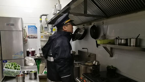为什么说电场决定了<a href=https://www.zgtlhb.com/ target=_blank class=infotextkey>油烟净化器</a>的寿命？