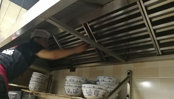 油烟净化器清洗图片，油烟净化器清洗时需要用到什么工具？